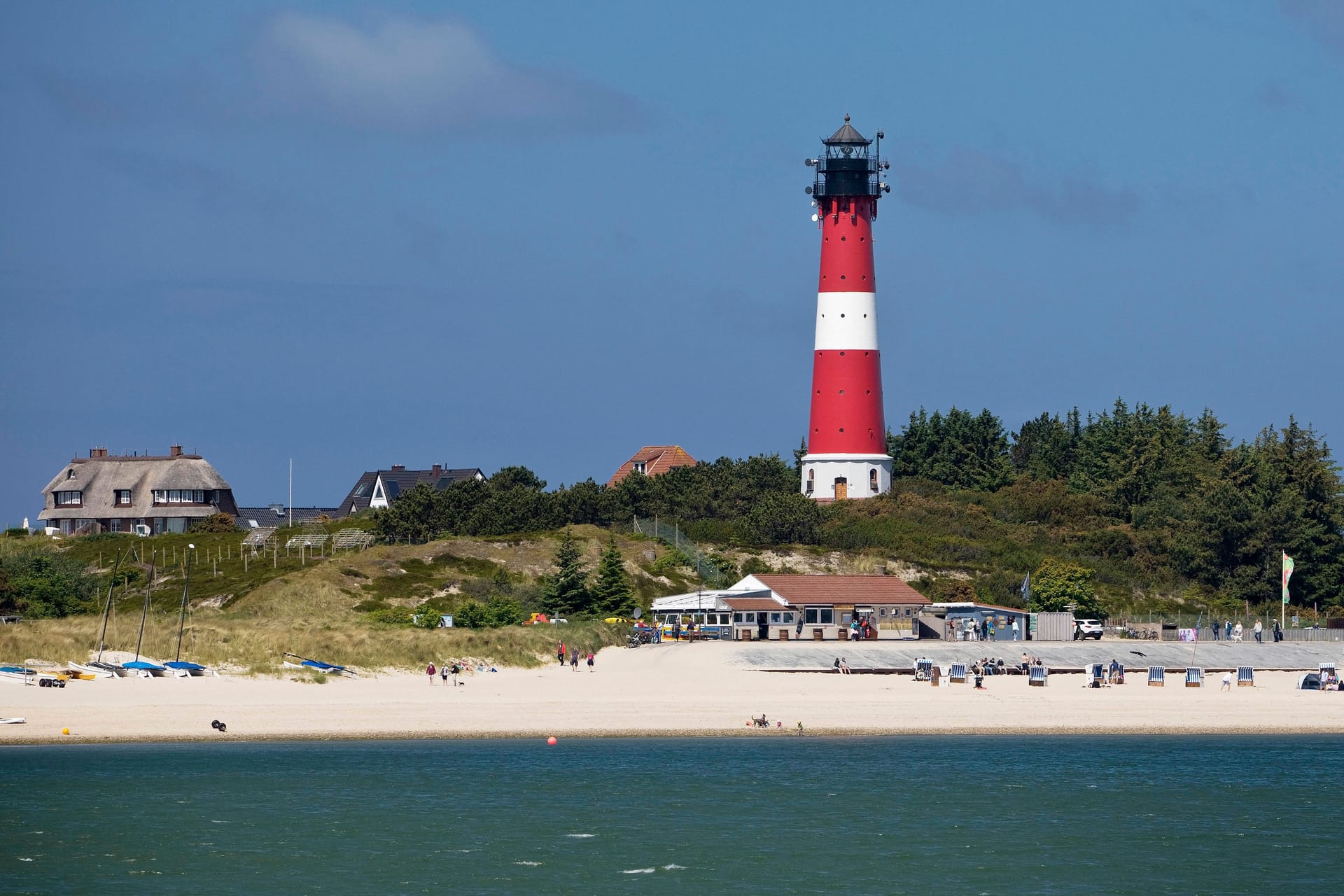 Leuchtturm am Strand von Hörnum auf Sylt (Archivbild): Der Wohnungsmarkt auf der Insel ist angespannt.