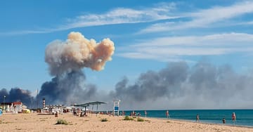 Fumée sur la plage de Crimée : les touristes russes ont fui mardi en panique.