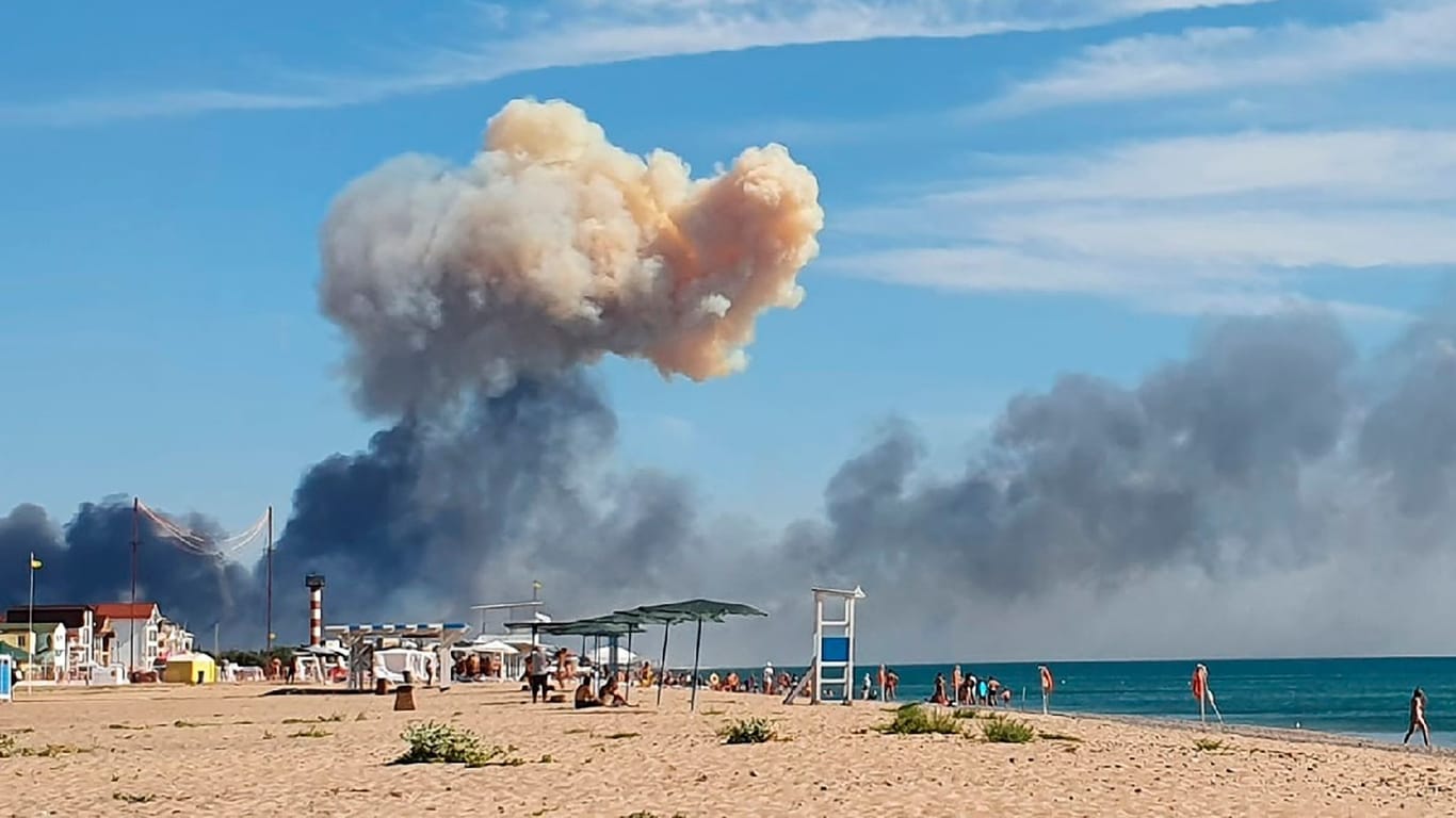 Rauch über dem Krim-Strand: Russische Touristen ergriffen am Dienstag panisch die Flucht.