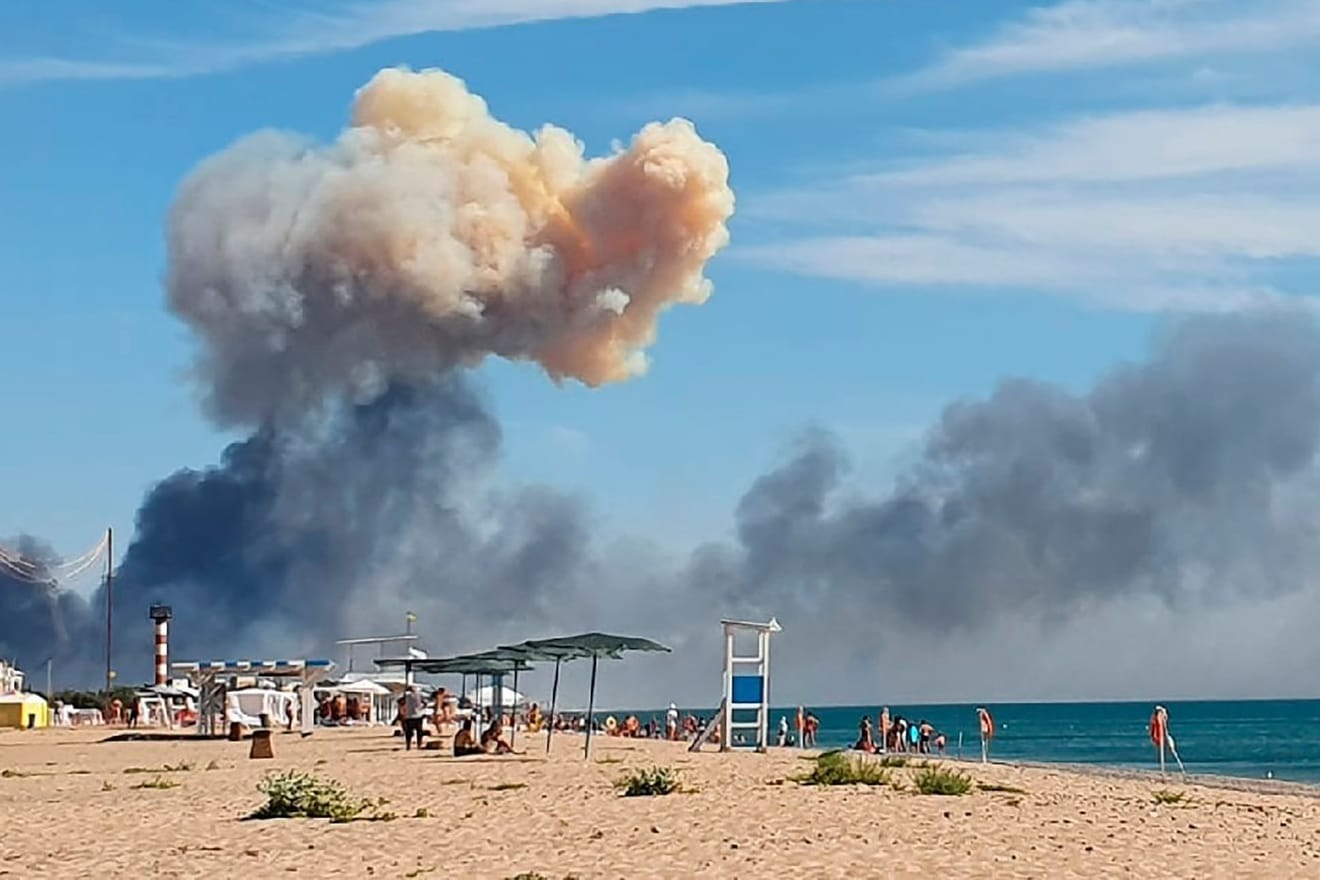 Rauch über dem Krim-Strand: Russische Touristen ergriffen am Dienstag panisch die Flucht.