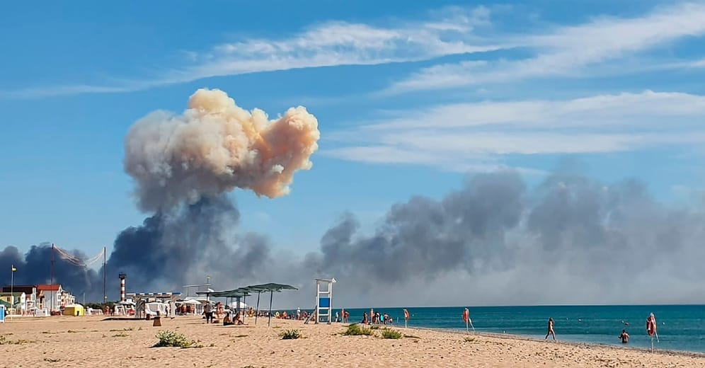 Rauch über dem Krim-Strand: Russische Touristen ergriffen am Dienstag panisch die Flucht.