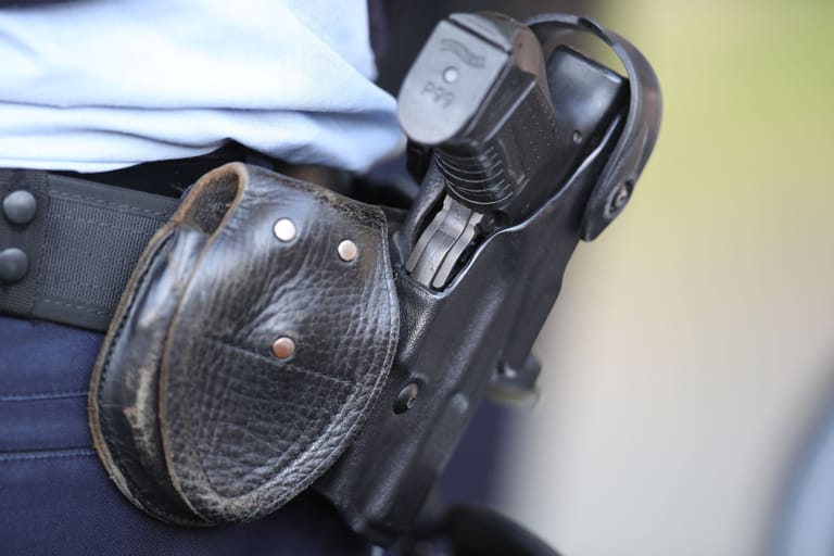 Ein Polizist trägt eine Dienstwaffe am Körper (Symbolbild): Ein Maskenverweigerer hat in Hannover einen Einsatz ausgelöst.