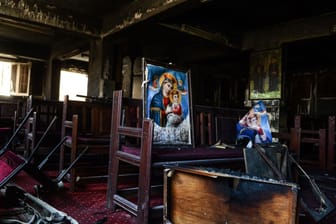 Zerstörte religiöse Bilder stehen auf einer Holzbank in der koptischen Abu-Sefein-Kirche: In der Kirche in Gizeh ist ein Großbrand ausgebrochen.
