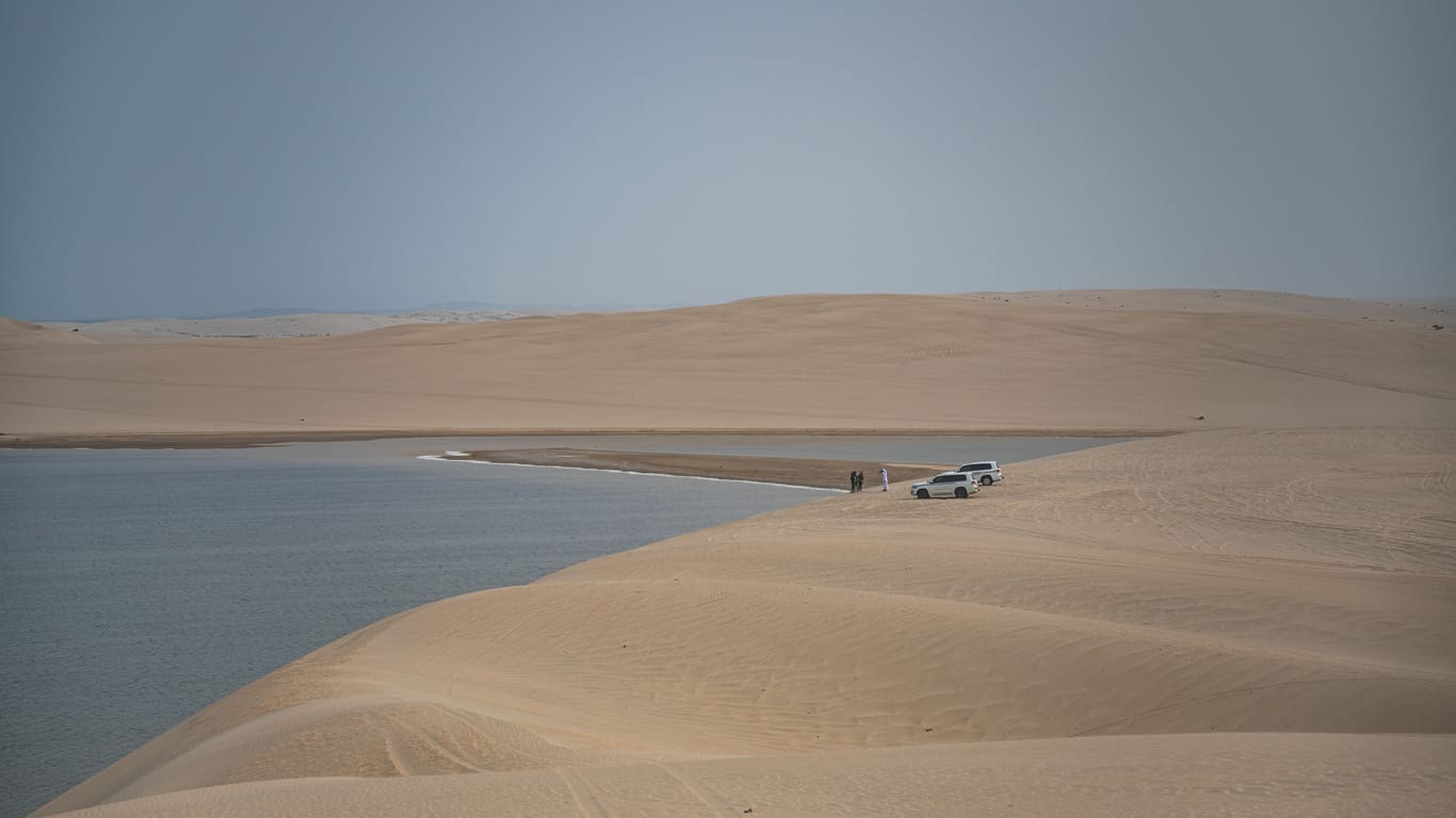 Unterhaltungsangebot in Katar: Die Wüstenlandschaft im Süden des Landes lässt sich mit Geländewagen erkunden - verschiedene Veranstalter bieten Touren durch die Dünen an.