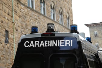 Polizei in Italien (Archivbild): Ein Mann wurde erstochen – vermutlich von seiner eigenen Familie.