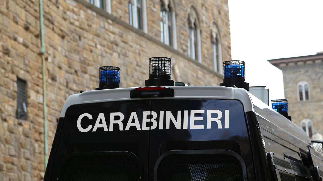 Polizei in Italien (Archivbild): Ein Mann wurde erstochen – vermutlich von seiner eigenen Familie.