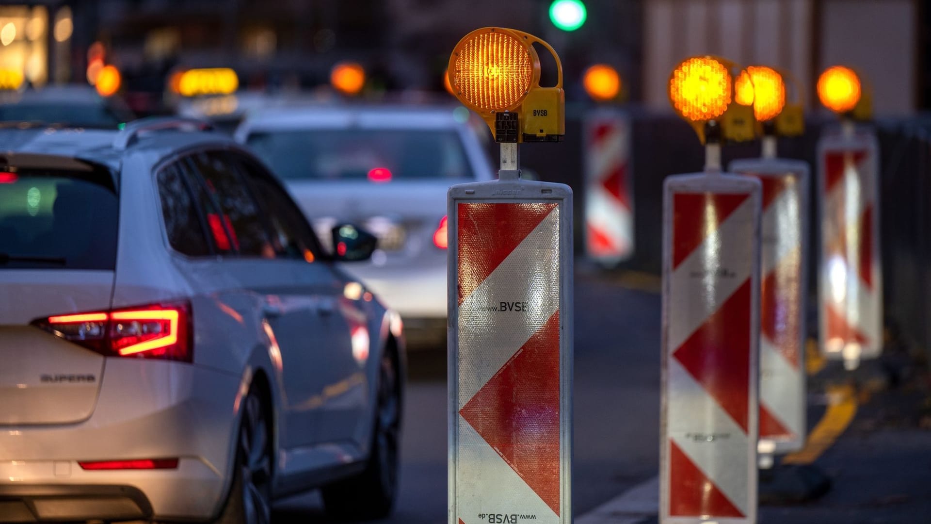 Autos stehen an einer Baustelle im Stau (Symbolbild): Der ADAC erwartet am kommenden Wochenende viele Reiserückkehrer.