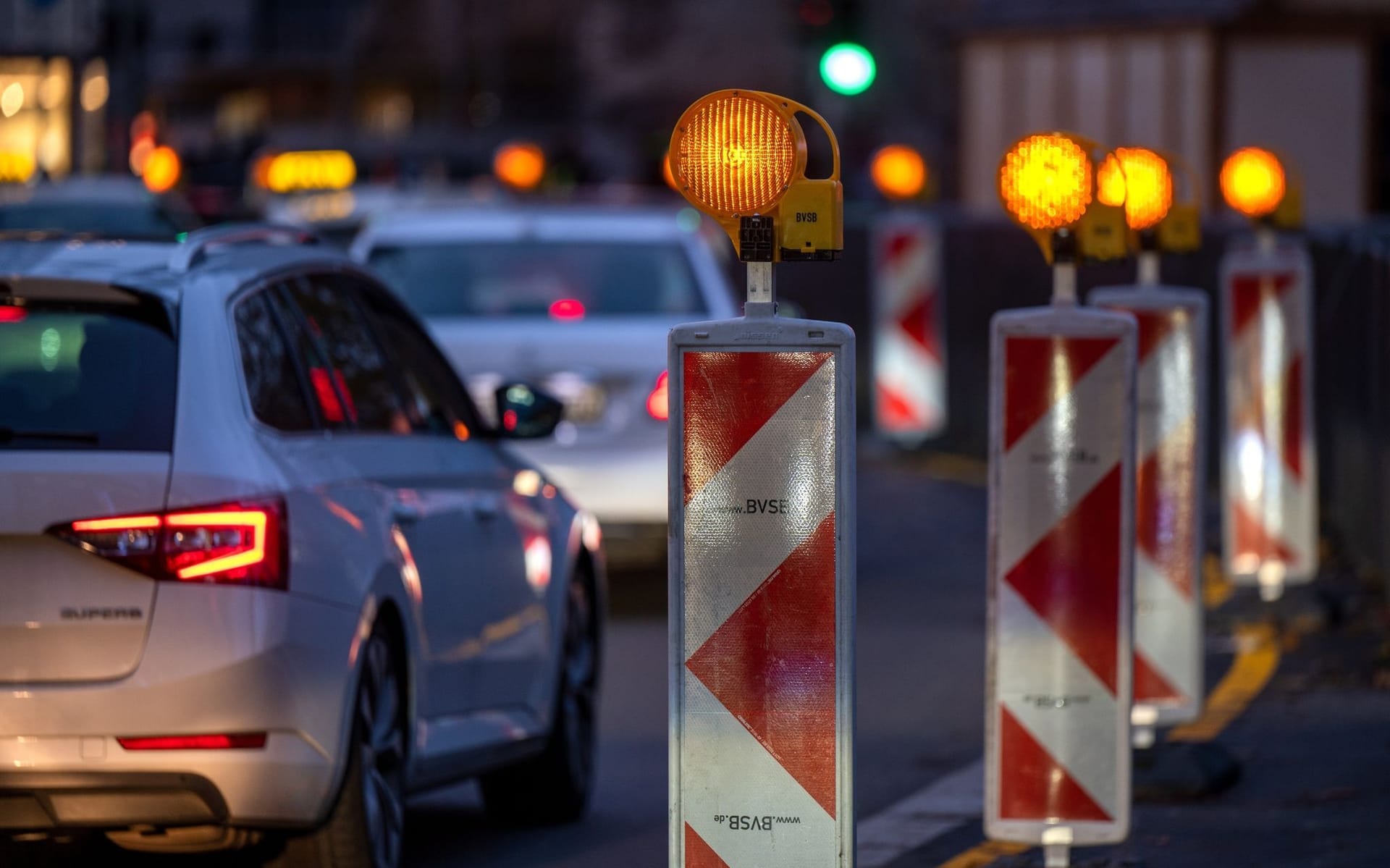 Autos stehen an einer Baustelle im Stau (Symbolbild): Der ADAC erwartet am kommenden Wochenende viele Reiserückkehrer.