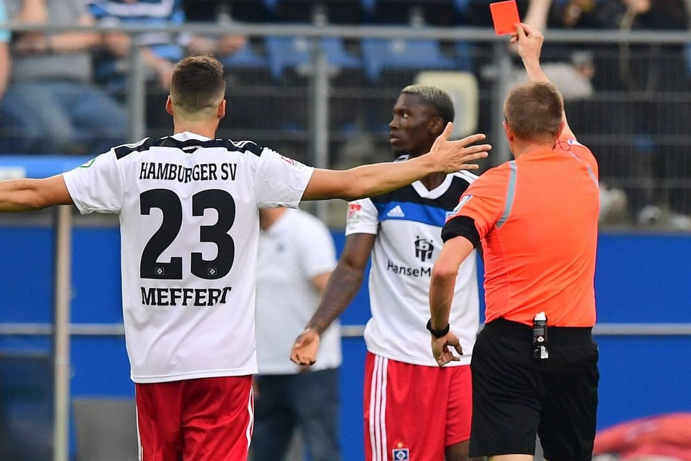 Fassungslos: Hamburgs Opoku (M.) sieht die Rote Karte im Spiel gegen Darmstadt.