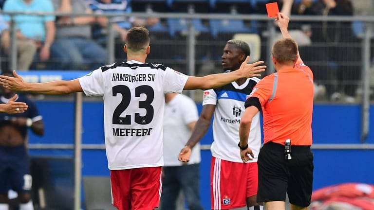 Fassungslos: Hamburgs Opoku (M.) sieht die Rote Karte im Spiel gegen Darmstadt.