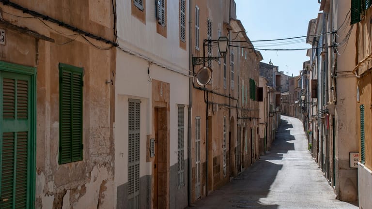 Innenstadt von Artá: Die Gassen sind typisch mallorquinisch und häufig menschenleer.