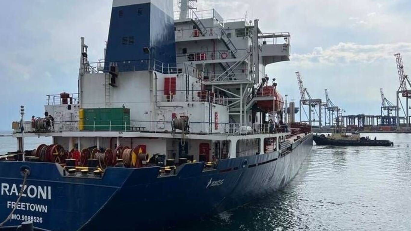 Die "Razoni" im Hafen von Odessa: Das mit 26.000 Tonnen Mais beladene Schiff legte am Montagmorgen ab.