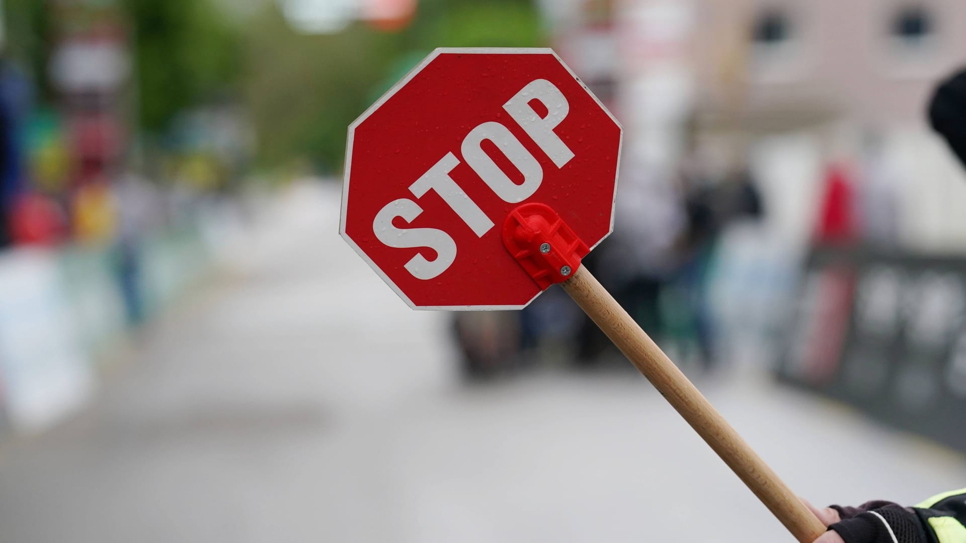 Person mit einem Stopschild (Symbolfoto): Im Landkreis Oldenburg hat ein Betrunkener wahllos Fahrzeuge angehalten. Person mit einem Stopschild (Symbolfoto): Im Landkreis Oldenburg hat ein Betrunkener wahllos Fahrzeuge angehalten.