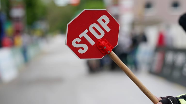 Person mit einem Stopschild (Symbolfoto): Im Landkreis Oldenburg hat ein Betrunkener wahllos Fahrzeuge angehalten.