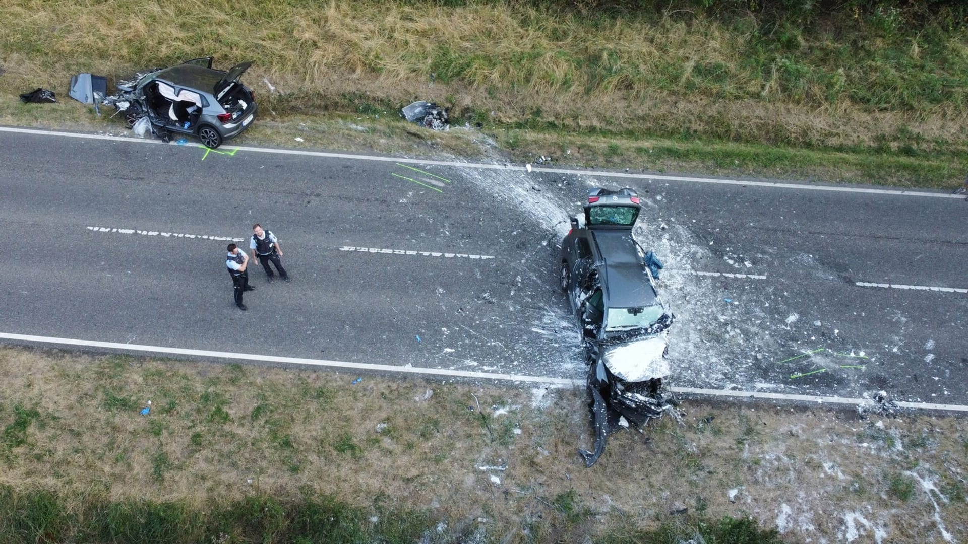 Zwei Autos stoßen frontal zusammen Zwei Autos stoßen frontal zusammen