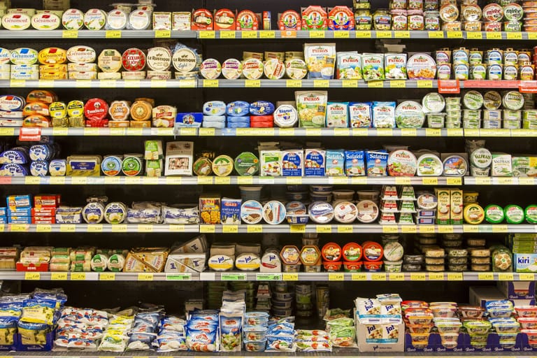 Ein Supermarktregal mit verschiedenen Milchprodukten (Symbolbild): In Deutschland explodieren die Lebensmittelpreise.