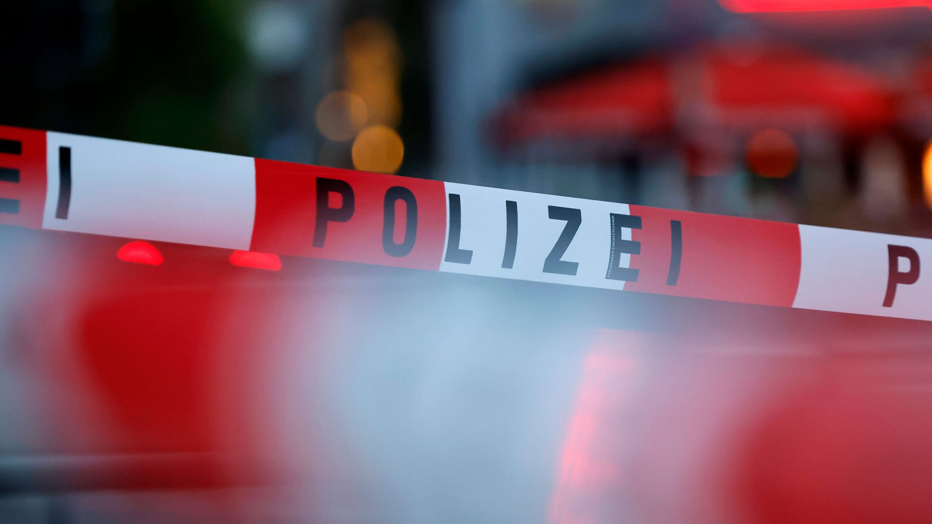 Absperrband an einer Unfallstelle (Symbolfoto): Der 46-jährige Biker starb bei einem Zusammenprall mit einer Bahn. Absperrband an einer Unfallstelle (Symbolfoto): Der 46-jährige Biker starb bei einem Zusammenprall mit einer Bahn.