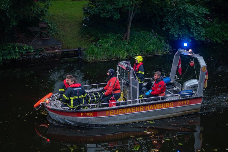 Das Feuerwehrboot auf dem Weg zum Einsatz: Gegen 5.45 Uhr ging bei der Polizei ein Hinweis ein.