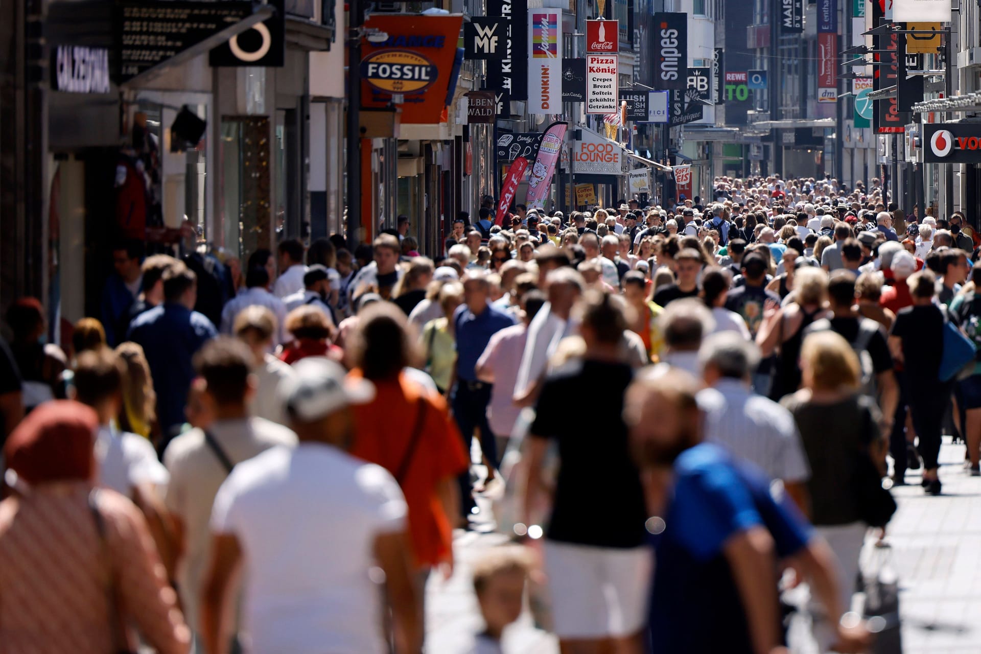 Die Hohe Straße in Köln: Laut RKI hat es seit Beginn der Pandemie mehr als 32 Millionen registrierte Infektionen gegeben.