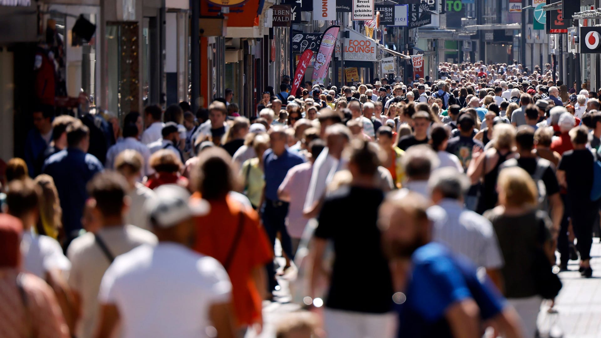 Die Hohe Straße in Köln: Laut RKI hat es seit Beginn der Pandemie mehr als 32 Millionen registrierte Infektionen gegeben.