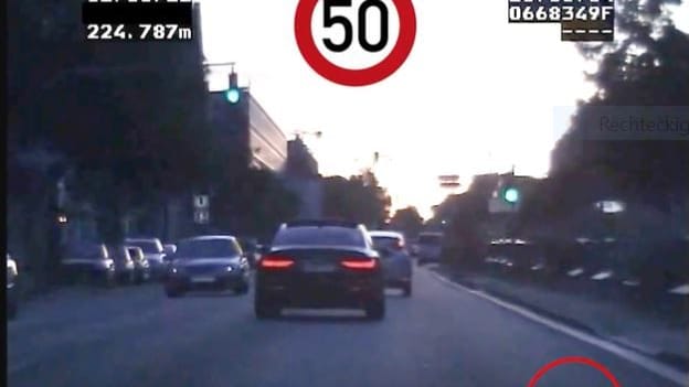 Screenshot aus dem Video, das die Polizei Mittelfranken von einem Raser im Netz geteilt hat. Screenshot aus dem Video, das die Polizei Mittelfranken von einem Raser im Netz geteilt hat.