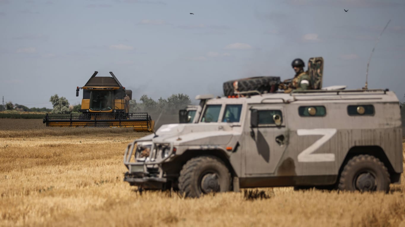 Russische Soldaten überwachen die Weizenente in Kherson: Die Region ist landwirtschaftlich für die Ukraine von großer Bedeutung.