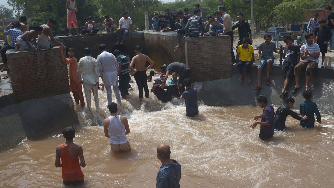Menschen beim Baden in der Stadt Lahore in Pakistan: In dem Land wurden Anfang Mai Temperaturen von deutlich über 40 Grad gemessen. (Archivfoto)