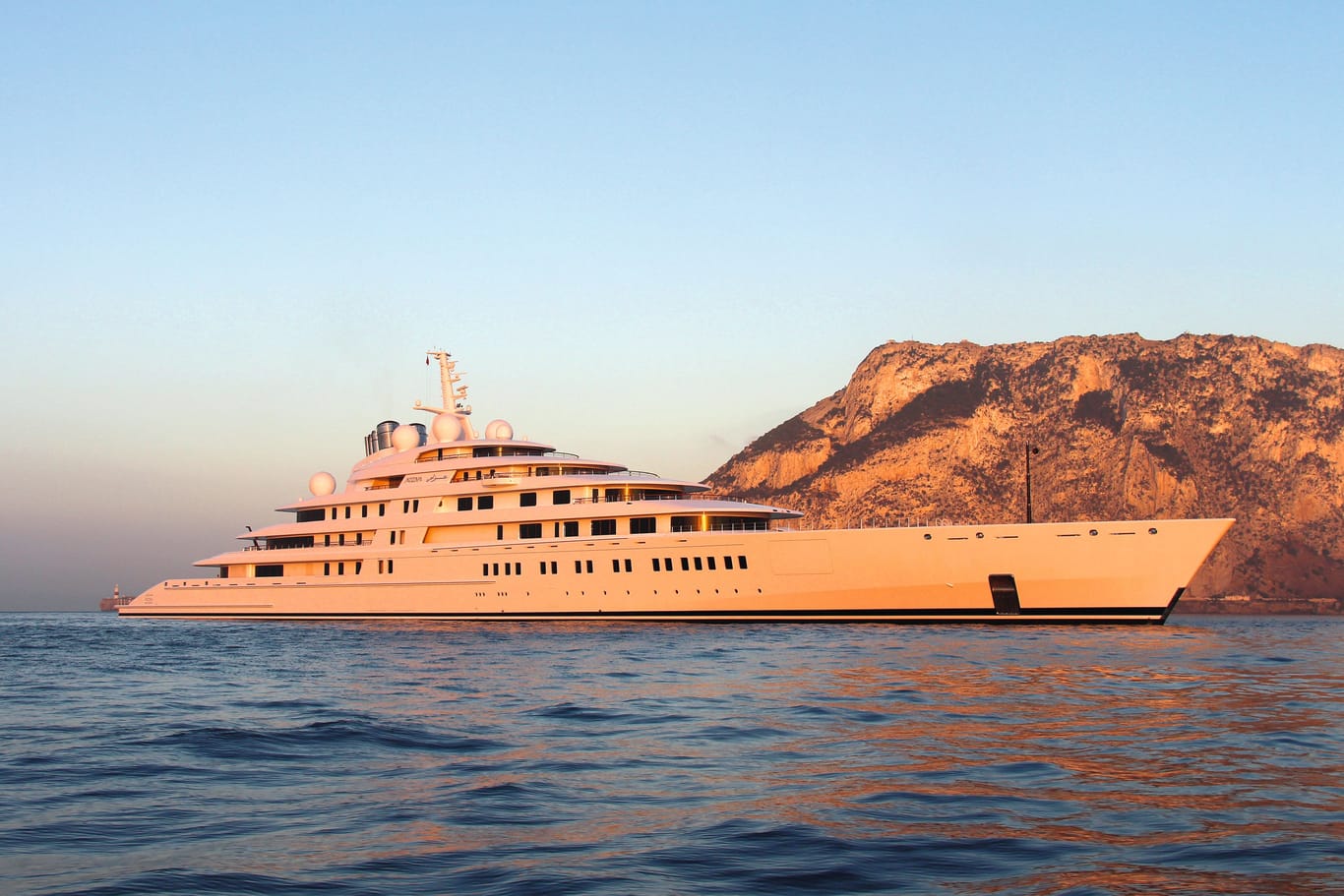 Platz 1: Die "Azzam" ist mit 180 Metern Länge die größte Motoryacht der Welt.