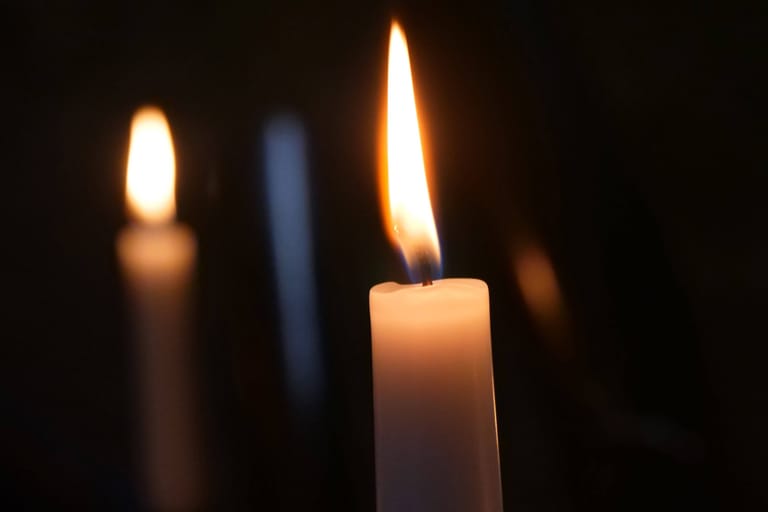 Kerze (Symbolbild): München trauert um zwei Urgesteine.