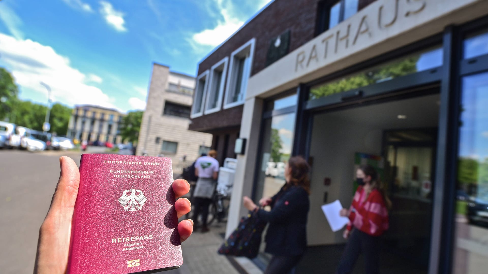 Reisepass und Rathaus (Symbolfoto): Bremens Bürgerservicecenter sind seit längerem überlastet.