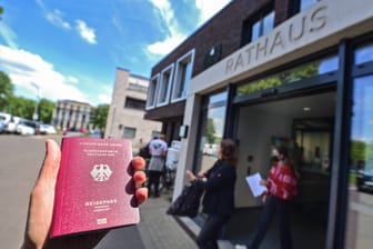 Reisepass und Rathaus (Symbolfoto): Bremens Bürgerservicecenter sind seit längerem überlastet.