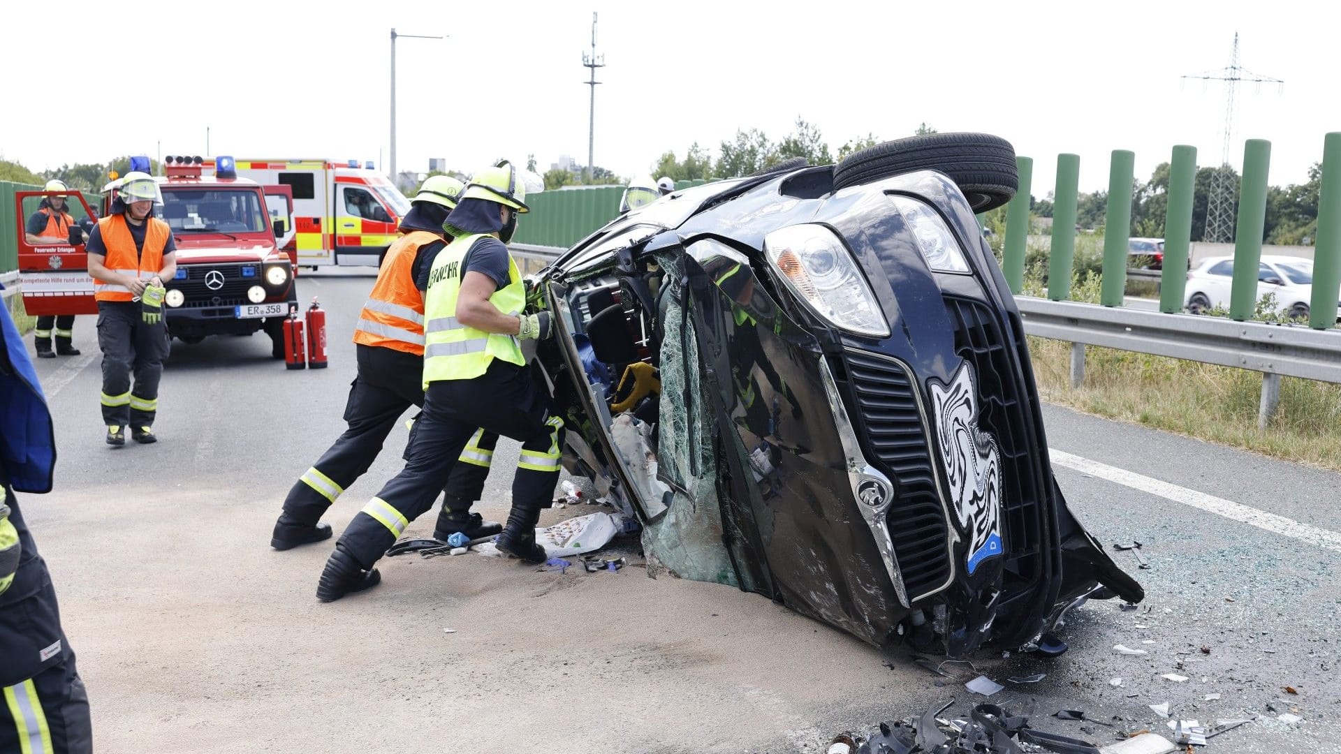Die Feuerwehr bei den Aufräumarbeiten: Ein Junge wurde bei einem Unfall bei Erlangen schwer verletzt. Die Feuerwehr bei den Aufräumarbeiten: Ein Junge wurde bei einem Unfall bei Erlangen schwer verletzt.