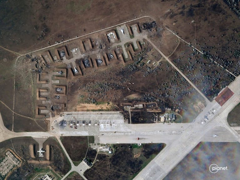 Zerstörter russischer Luftwaffenstützpunkt auf der Krim: Erneut ein ukrainischer Überraschungsangriff mit empfindlichen Schäden für Moskau.