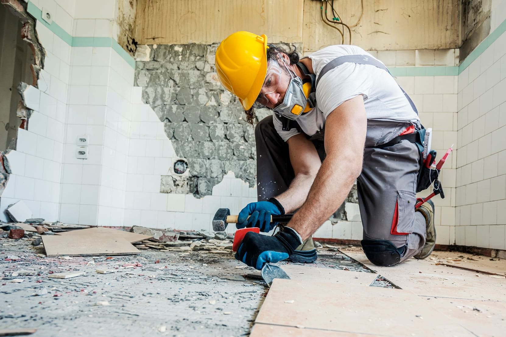 Handwerker erneuert den Boden (Symbolbild): An Handwerkerkosten können Sie das Finanzamt beteiligen.