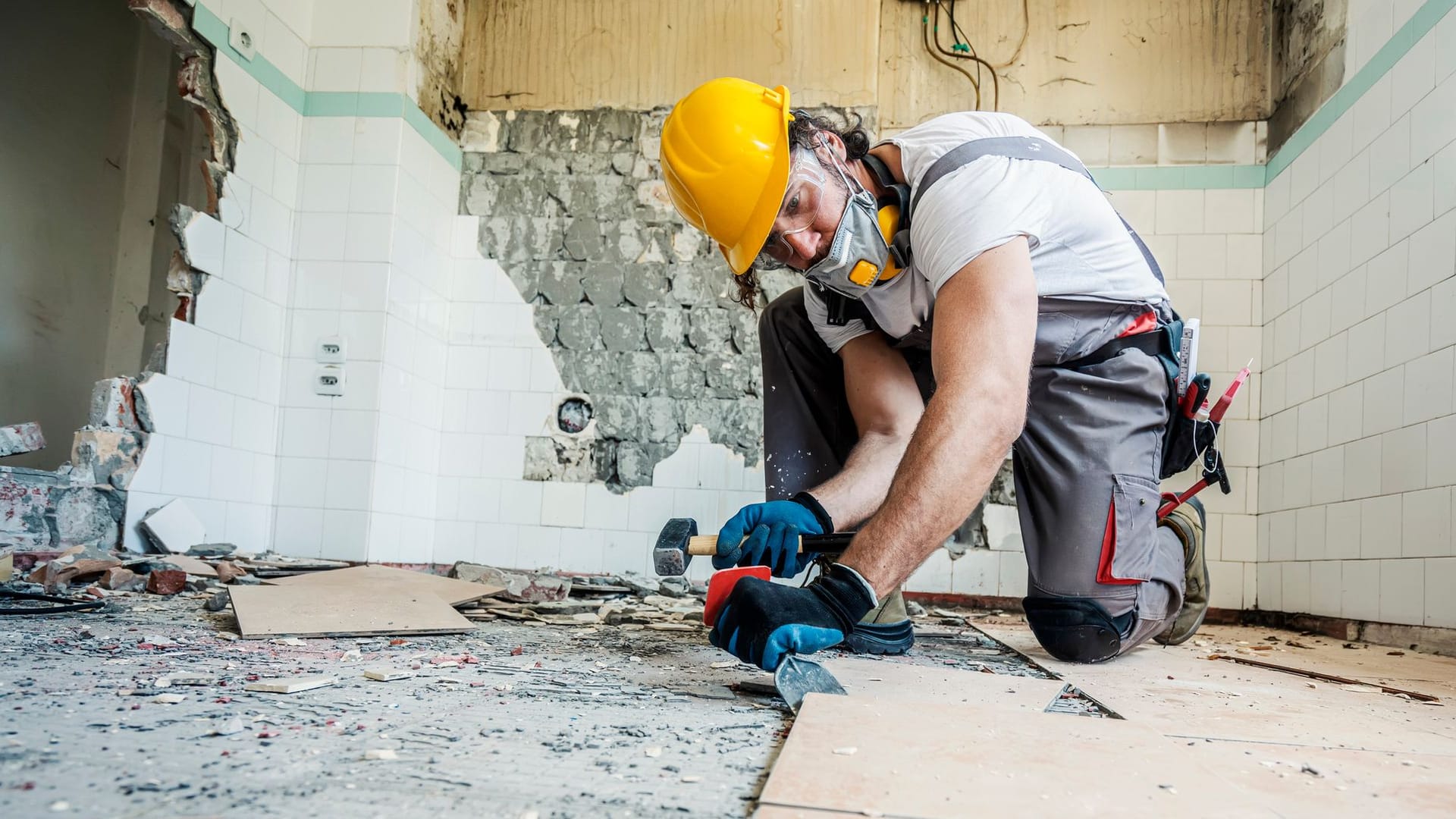 Handwerker erneuert den Boden (Symbolbild): An Handwerkerkosten können Sie das Finanzamt beteiligen.