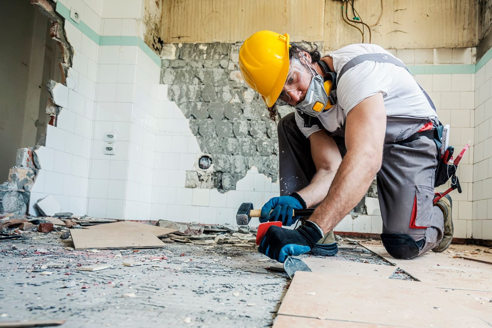 Handwerker erneuert den Boden (Symbolbild): An Handwerkerkosten können Sie das Finanzamt beteiligen.