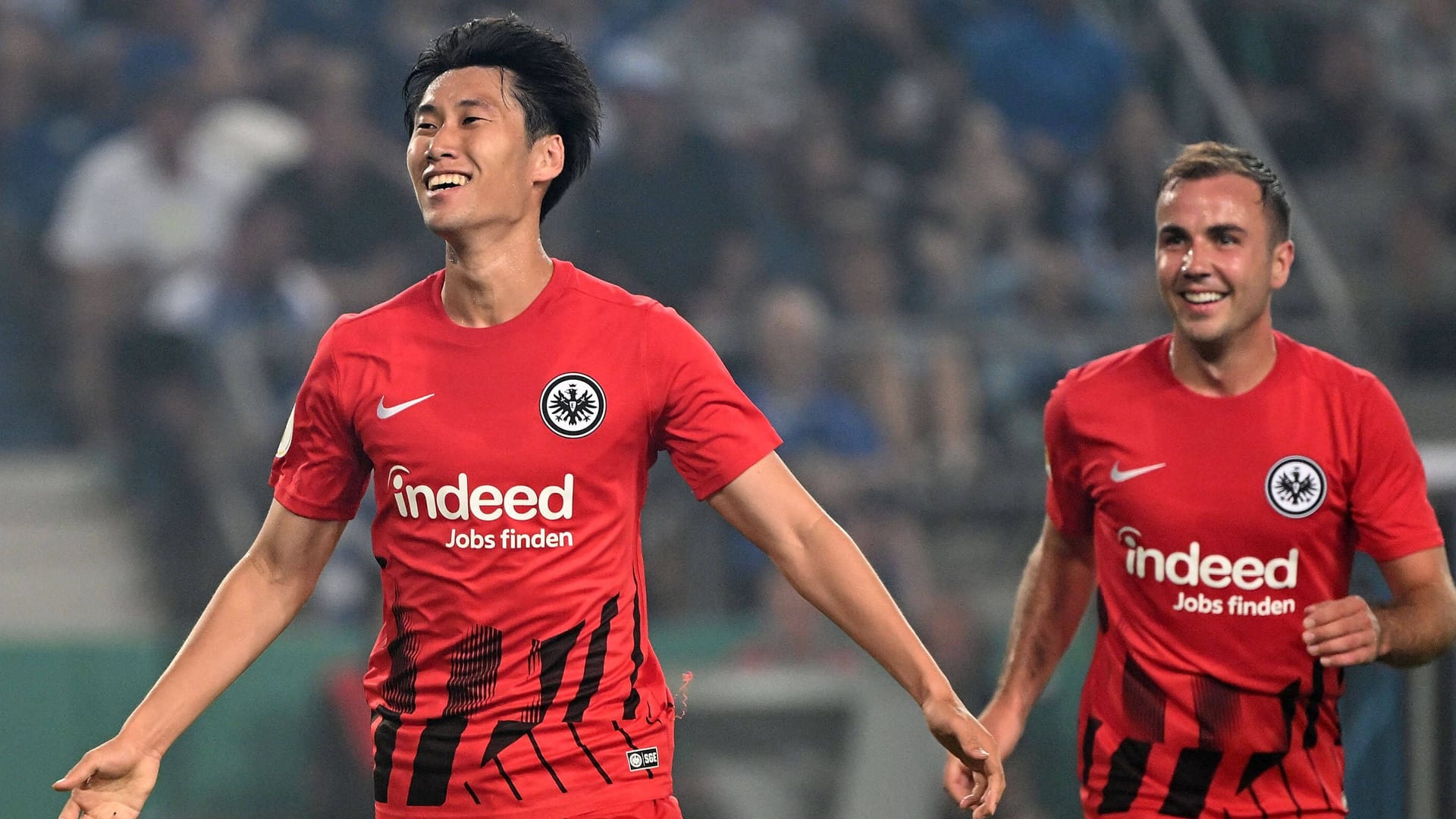 Martio Götze (r.) jubelt mit Daichi Kamada: Die beiden Offensivspieler zeigten in Magdeburg Spielwitz.