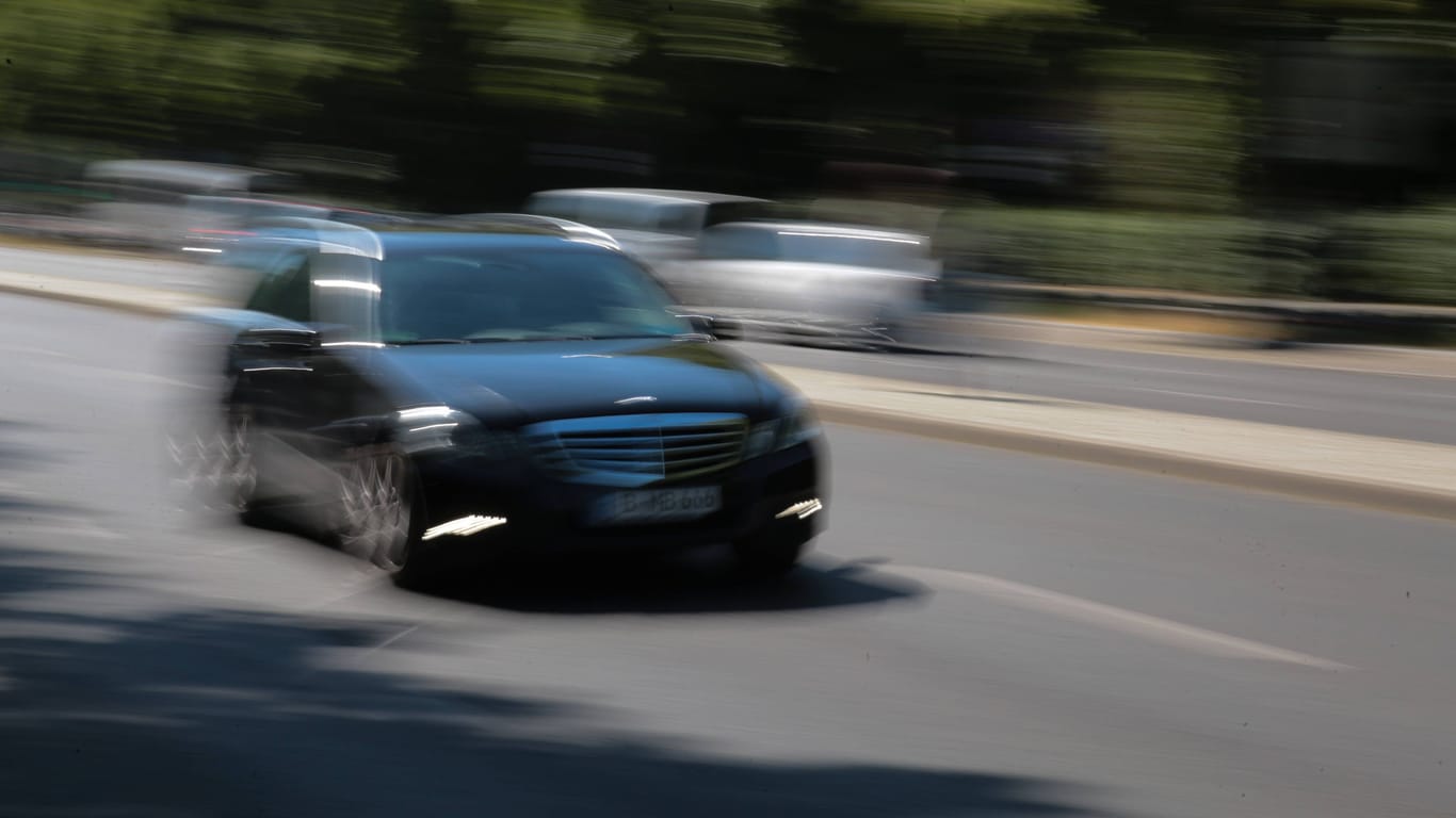 Ein Auto fährt schnell an einer Kamera vorbei (Symbolfoto): 35.000 Euro Schaden sind bei einem Unfall in Böblingen entstanden. Schuld könnte ein illegales Autorennen gewesen sein.