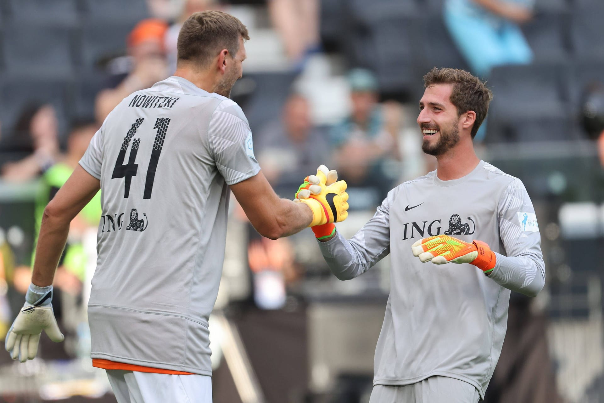 Kevin Trapp (r.) und Dirk Nowitzki: Die beiden teilten sich beim Benefiz-Fußballspiel zu Ehren von Michael Schumacher das Tor.