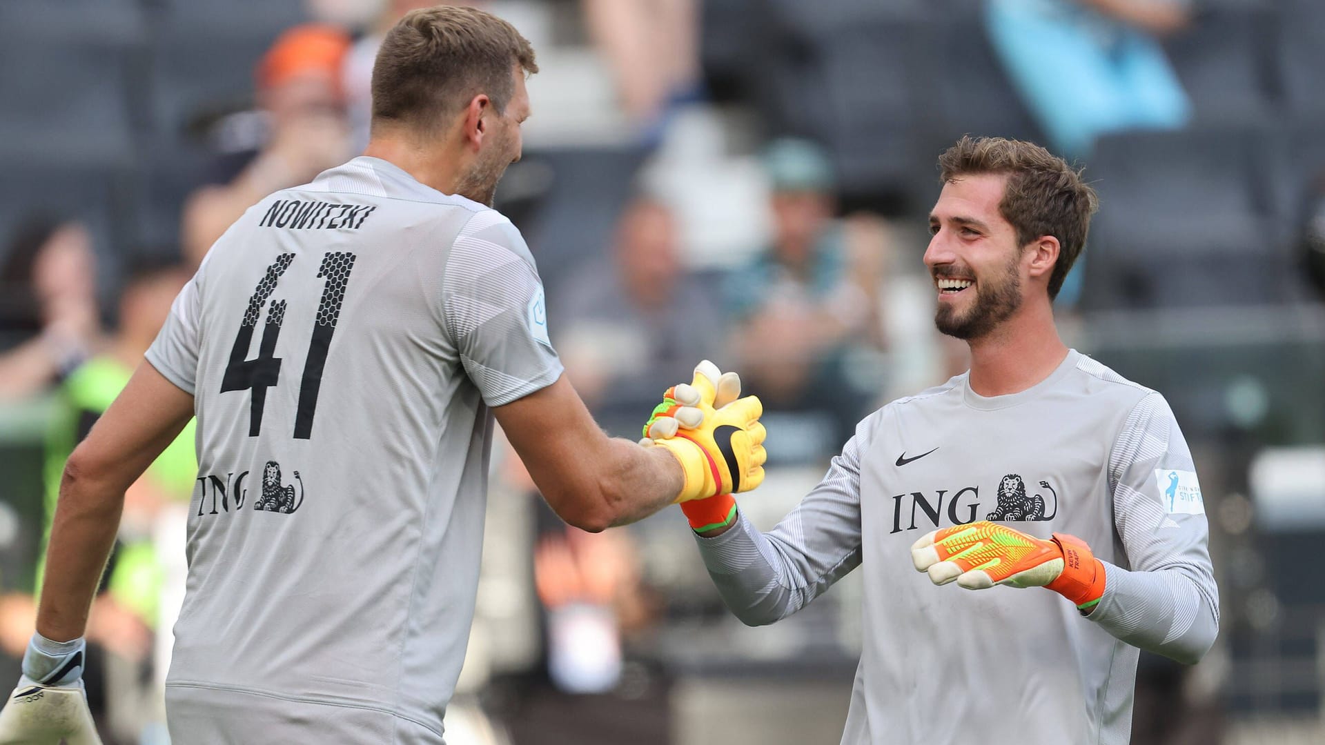 Kevin Trapp (r.) und Dirk Nowitzki: Die beiden teilten sich beim Benefiz-Fußballspiel zu Ehren von Michael Schumacher das Tor.