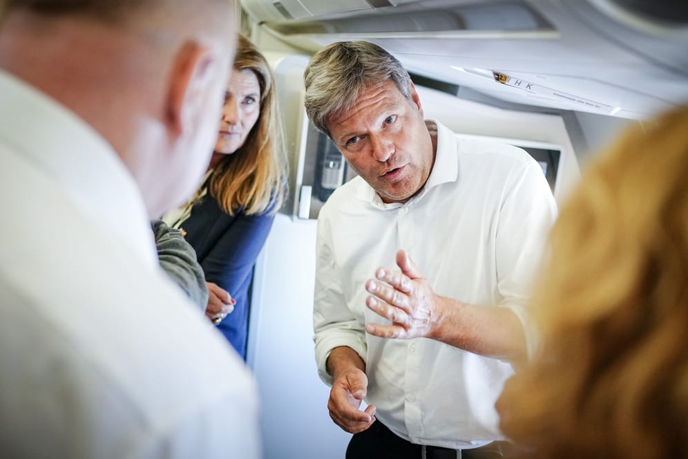 Robert Habeck spricht auf dem Flug von Berlin nach Montreal im Airbus A340 der Luftwaffe mit den mitreisenden Journalisten: Im Mittelpunkt der Reise steht die Zusammenarbeit im Klima- und Energiebereich.