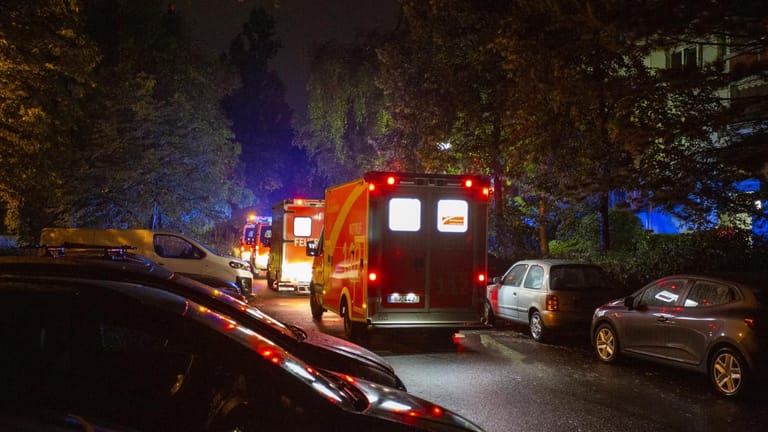 Feuerwehreinsatz an der Märkischen Allee in Berlin: Acht Personen mussten wegen einer Überdosis behandelt werden.
