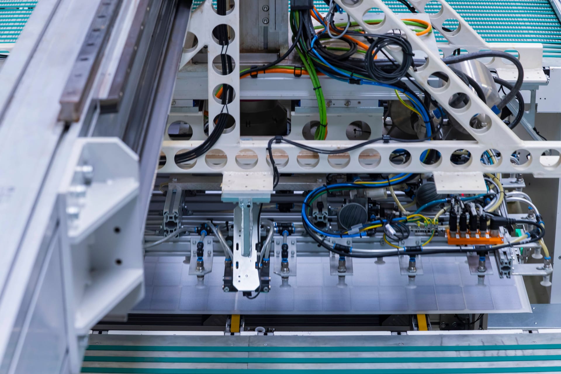 Produktion von Hochleistungs-Solarzellen (Symbolbild): Die Auftragslage der deutschen Industrie ist schlecht. Produktion von Hochleistungs-Solarzellen (Symbolbild): Die Auftragslage der deutschen Industrie ist schlecht.