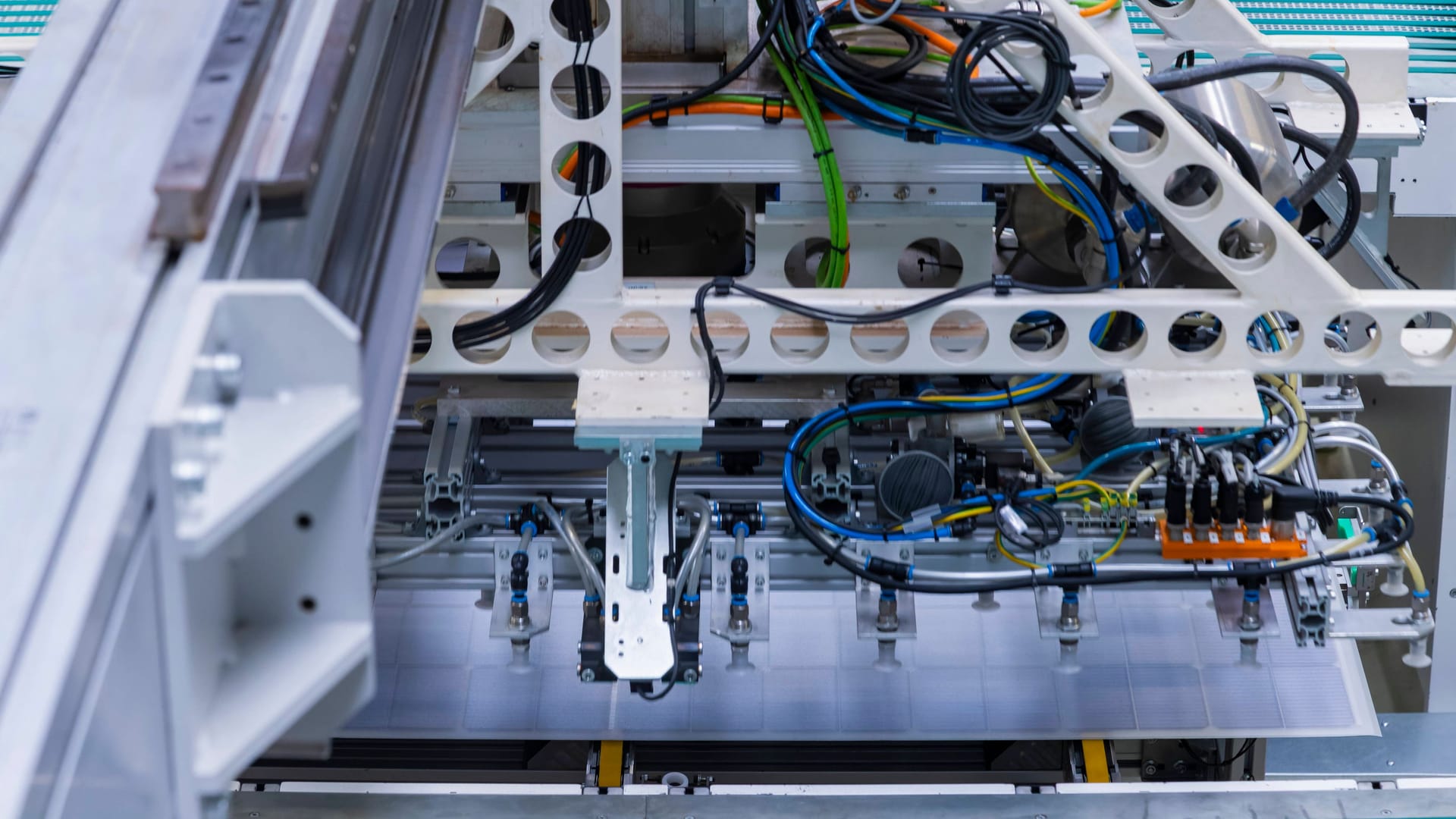 Produktion von Hochleistungs-Solarzellen (Symbolbild): Die Auftragslage der deutschen Industrie ist schlecht. Produktion von Hochleistungs-Solarzellen (Symbolbild): Die Auftragslage der deutschen Industrie ist schlecht.