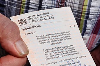 Neun-Euro-Ticket (Archivbild): Ab September gelten wieder die regulären Preise für Fahrscheine.