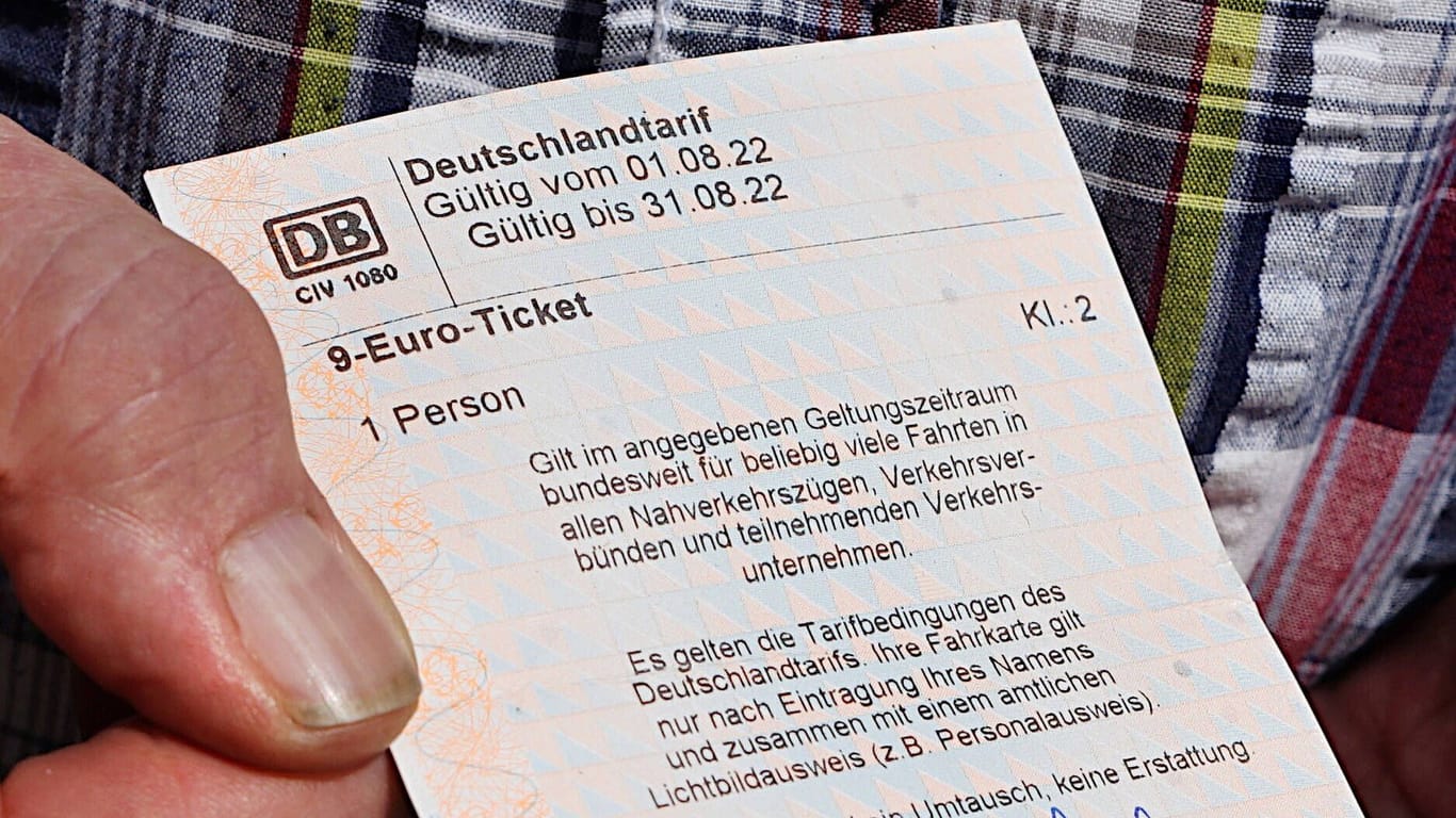 Neun-Euro-Ticket (Archivbild): Ab September gelten wieder die regulären Preise für Fahrscheine.