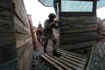 Ukrainische Soldaten im Einsatz bei Charkiw: Amnesty übte Kritik an der Armee, weil sie wohl aus Wohngebieten schießen.