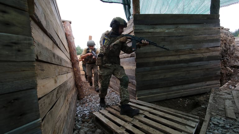 Ukrainische Soldaten im Einsatz bei Charkiw: Amnesty übte Kritik an der Armee, weil sie wohl aus Wohngebieten schießen.
