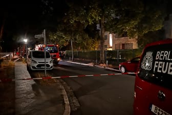 Einsatzkräfte im Stadtteil Grunewald am Freitagabend: Die Bewohner des Wohnhauses wurden evakuiert.