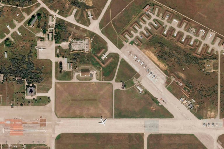 Krim: Dieses Satellitenbild von Planet Labs PBC zeigt Flugzeuge auf dem Luftwaffenstützpunkt Saki vor einer Explosion
